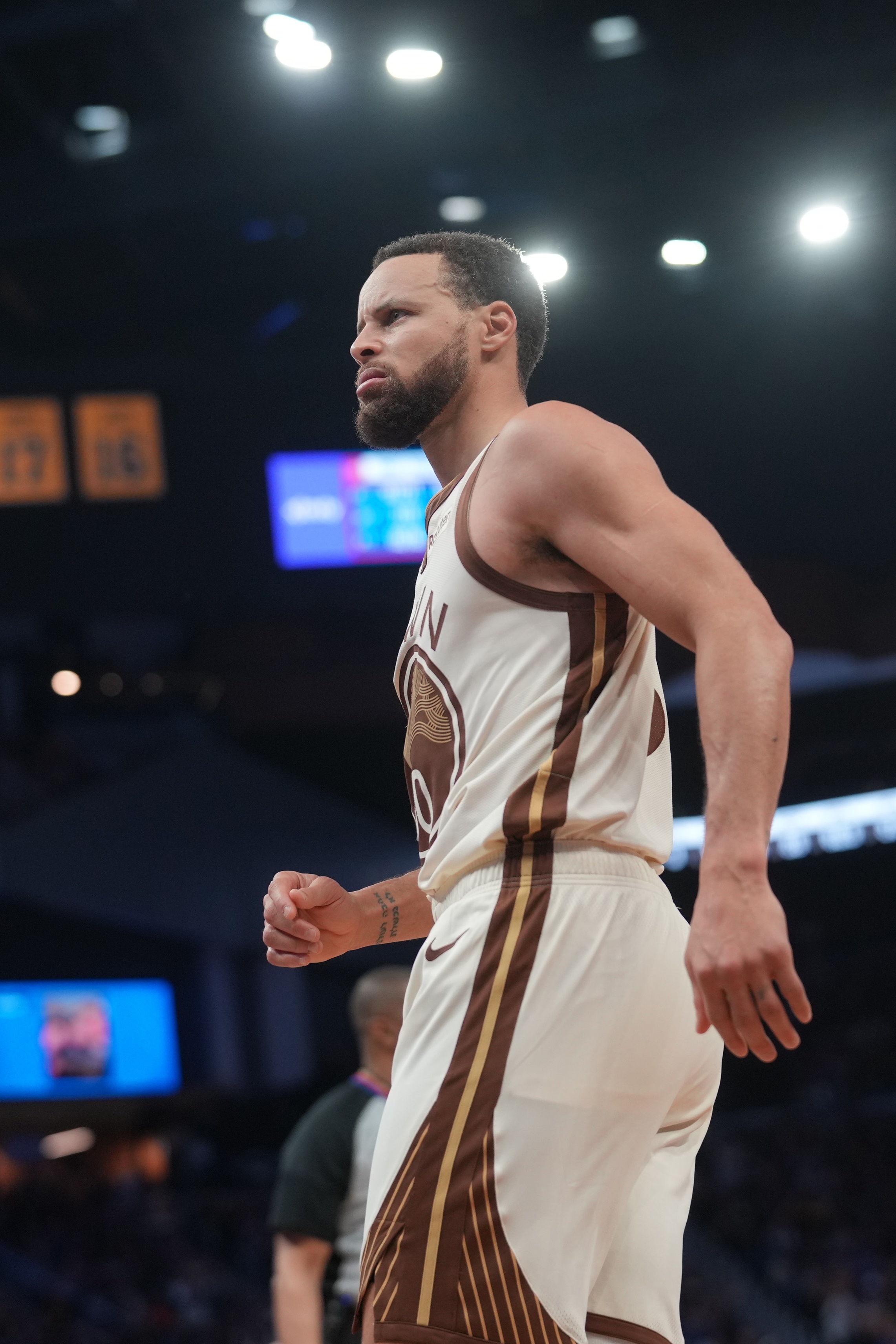 世界杯官网入口-Shams：库里形容自己的右膝问题为难以预测 此前已多次出现反复