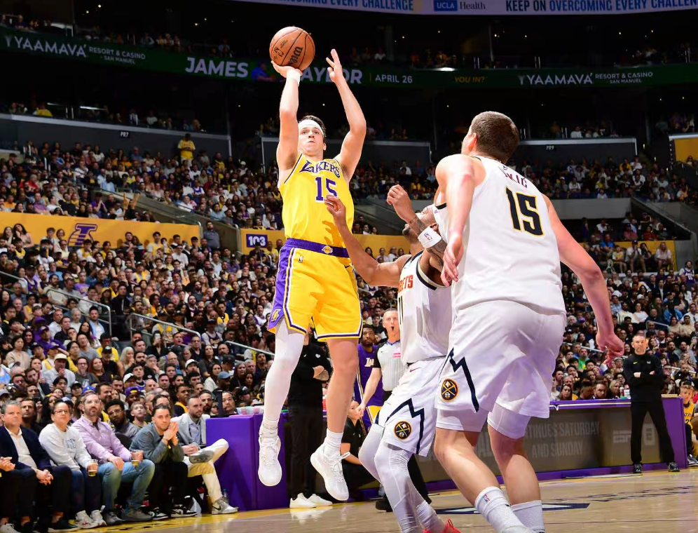 世界杯手机观看-全美热搜第一！里夫斯2罚1中+反弹绝平：轰32+7+6救赎两致命失误